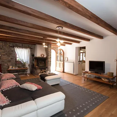 2 Bedroom Gorgeous In Poljane *