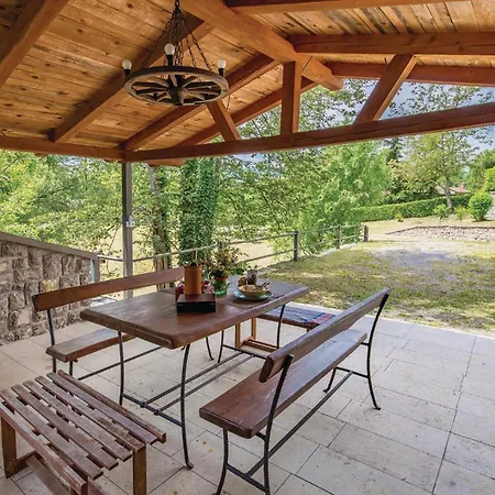 2 Bedroom Gorgeous In Poljane Holiday home *