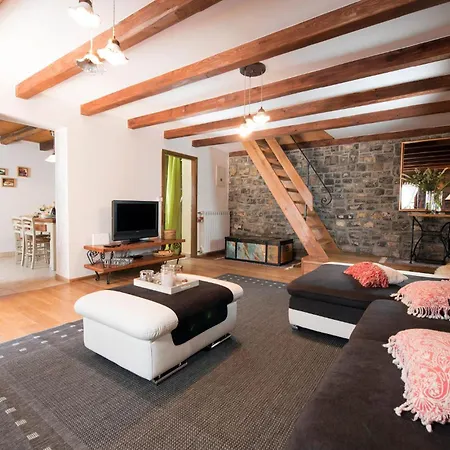 Vakantiehuis Gorgeous In Poljane With Sauna *