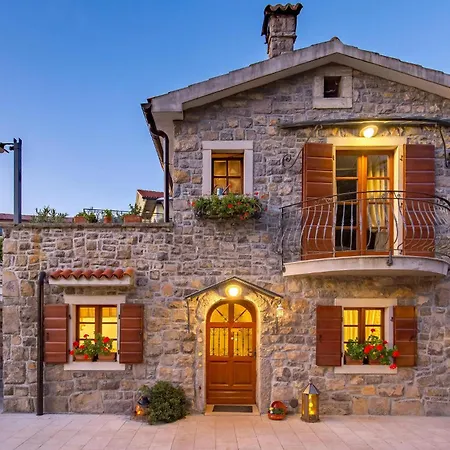 2 Bedroom Gorgeous In Poljane Ferienhaus